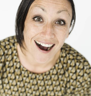 Stüdyoda poz veren beyaz kadın.