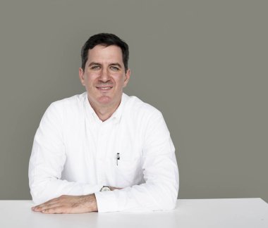 Beyaz tişörtlü adam