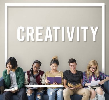 Öğrenciler birlikte okuyorlar.