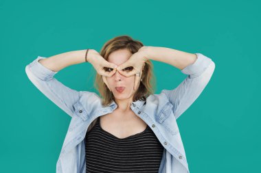 kadın stüdyoda poz