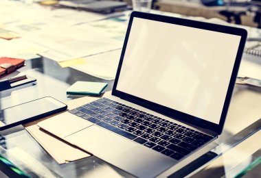 Tablo kapalı üstünde laptop