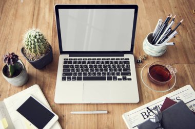 çalışma alanı tablo açılan laptop