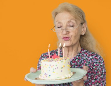 üst düzey kadın stüdyoda poz