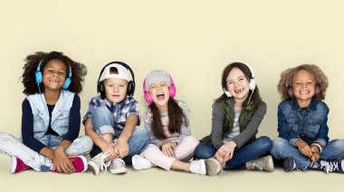 çok kültürlü grup çocuk müzik dinleme