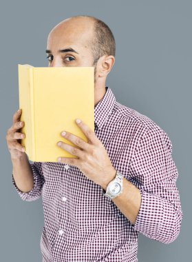 adam kapsayan yüz kitap