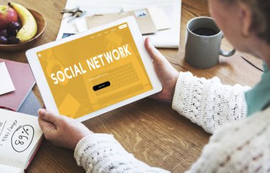 Dijital tablet tutan kadın