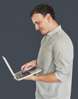 Studio dizüstü bilgisayar kullanan adam