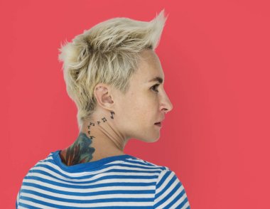 Sarışın kadın stüdyoda poz