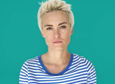 Sarışın kadın stüdyoda poz