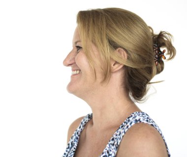 Sarışın kadın stüdyoda poz