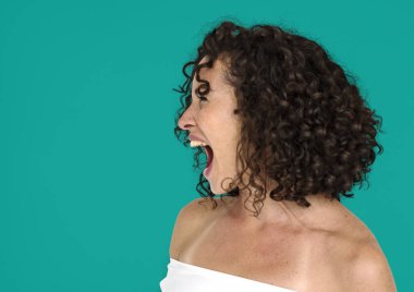 Kıvırcık saçlı Kafkas kadın