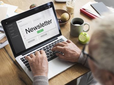 dizüstü bilgisayar kullanan adam