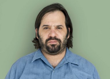 Mavi gömlekli sakallı adam