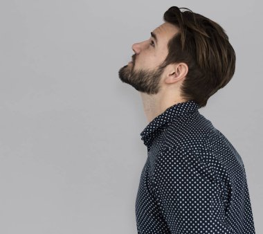 Studio sakallı yakışıklı adam