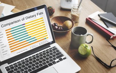 Ofis Masası üstünde laptop