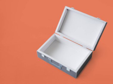 Boş evrak çantasını açtı 