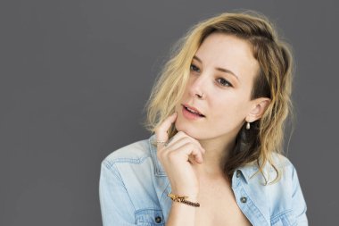 kadın stüdyoda poz