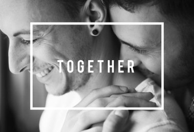 Eşcinsel çift birlikte vakit geçiriyor.