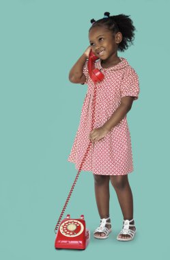 Afrikalı kız telefonda konuşurken