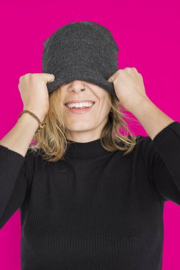 kadın stüdyoda poz