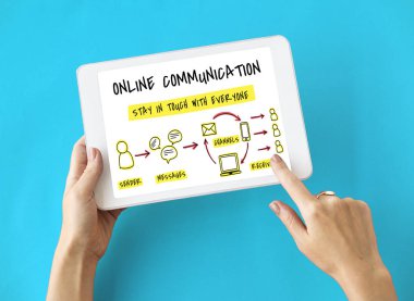 kişi holding dijital tablet