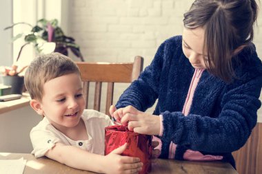 kız ve erkek kardeşim hediye ile