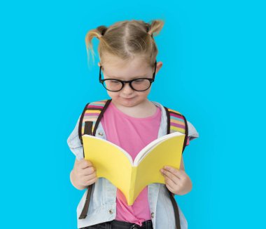 Kız okuma ders kitabı