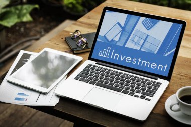 Cafe ahşap masa üstünde laptop