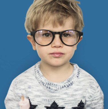  Gözlüklü çocuk.