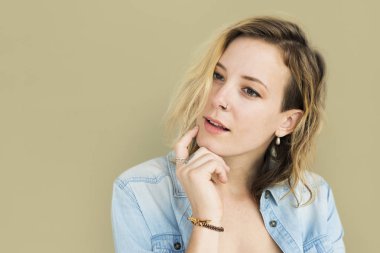 kadın stüdyoda poz