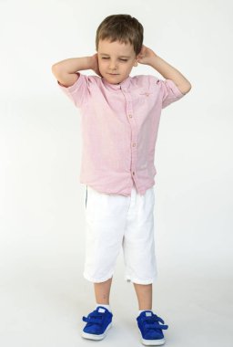 Stüdyoda küçük beyaz çocuk