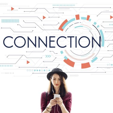 Smartphone kullanarak şapkalı kadın