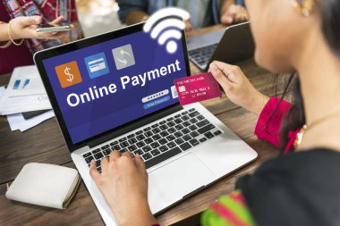 İnternetten alışveriş yapan kadın