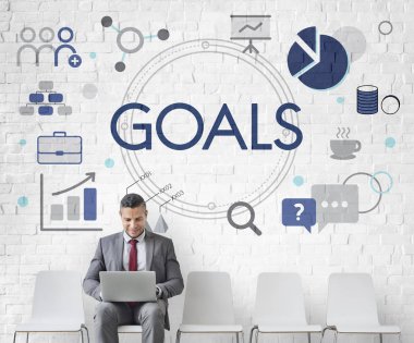 İşadamı dizüstü bilgisayarla çalışıyor