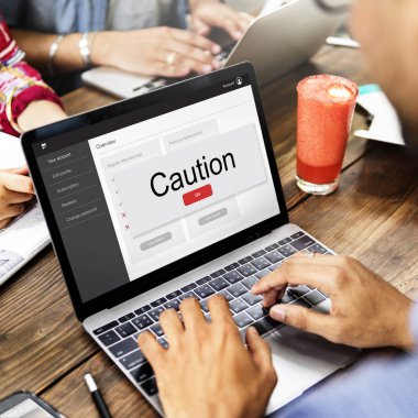 Dizüstü bilgisayarda yazan adam