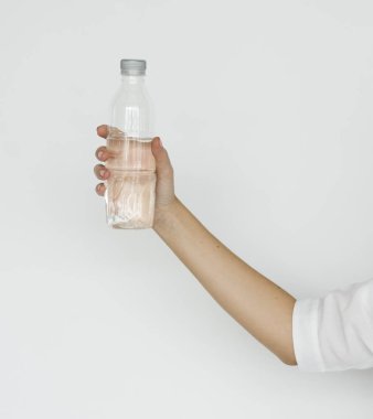 kadın holding şişe