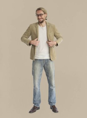 Gözlük takan sakallı