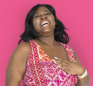 Afrikalı kadın stüdyoda poz