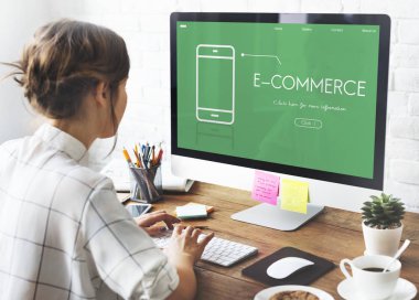 Bilgisayarda çalışan genç bir kadın.