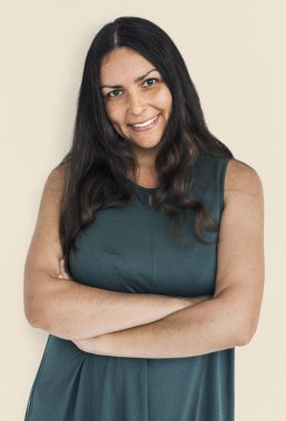 Uzun saçlı neşeli kadın