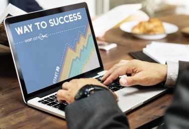 Dizüstü bilgisayarda çalışan iş adamı