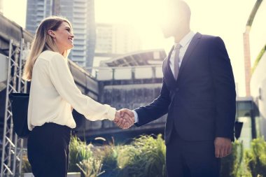 İş Adamları Tokalaşıyor