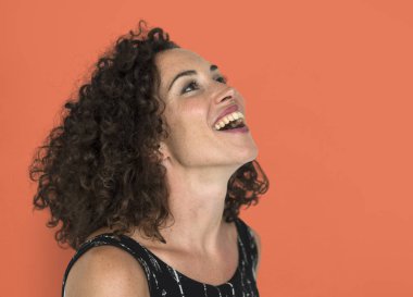 Kıvırcık saçlı Kafkas kadın