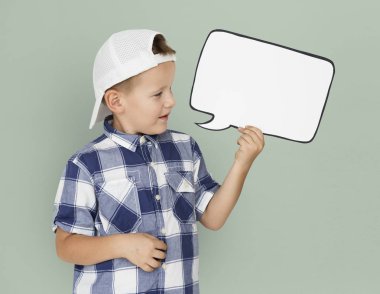 Çocuk konuşma balonunu tutuyor