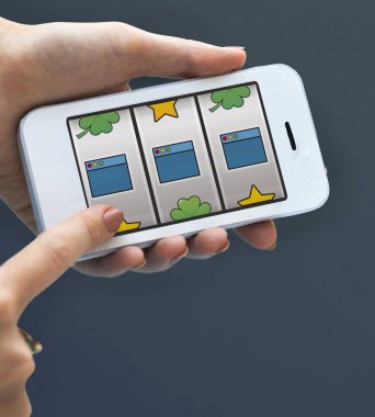 akıllı telefon elinde 