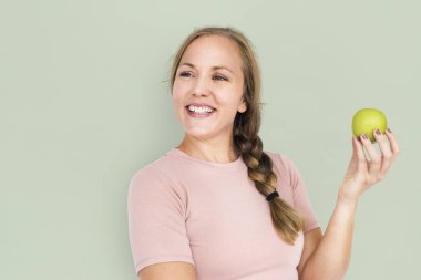 kadın stüdyoda poz