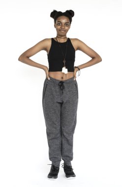 Genç Afrikalı kadın stüdyoda poz