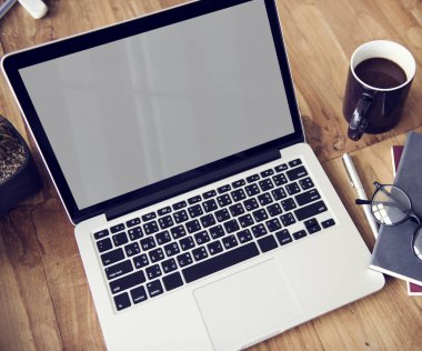 çalışma alanı tablo açılan laptop