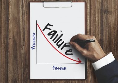 adam ahşap masa, not yazma