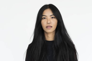 Asyalı kadın stüdyoda poz